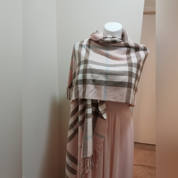 Royal Rossi 100% Mongolian Cashmere Plaid Extra Large Scarf. - Picture 5 of 5